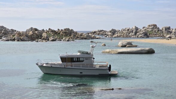 photo drone d'un Targa 32 au mouillage
